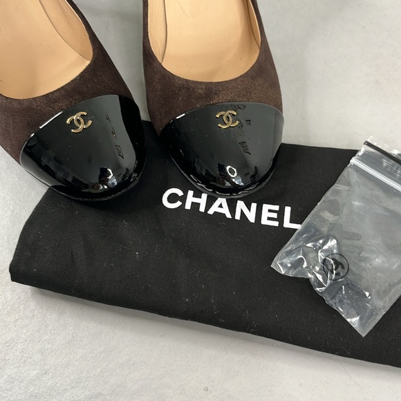 Chanel Block Heel in Kid Suede Patent Calfskin Cap Toe CC Logo Hardware Pumps - Picture 3 of 11